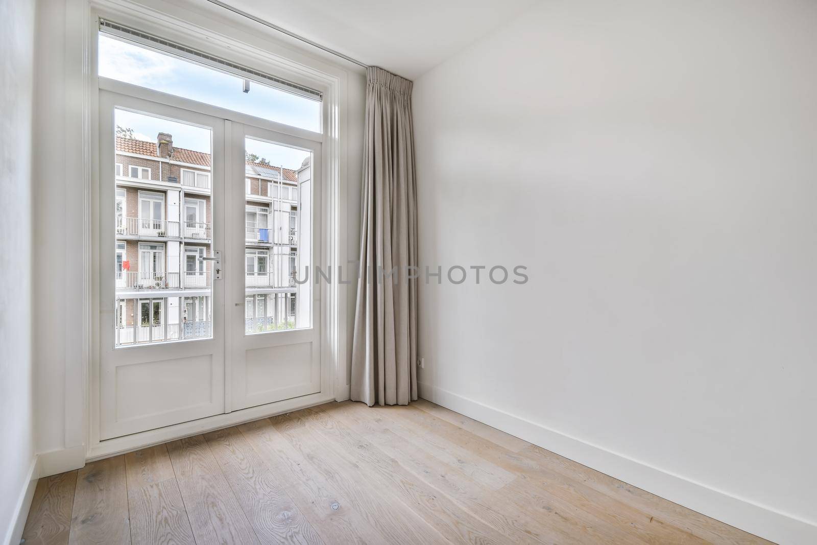 Spacious, bright and beautiful room with large windows and parquet floors