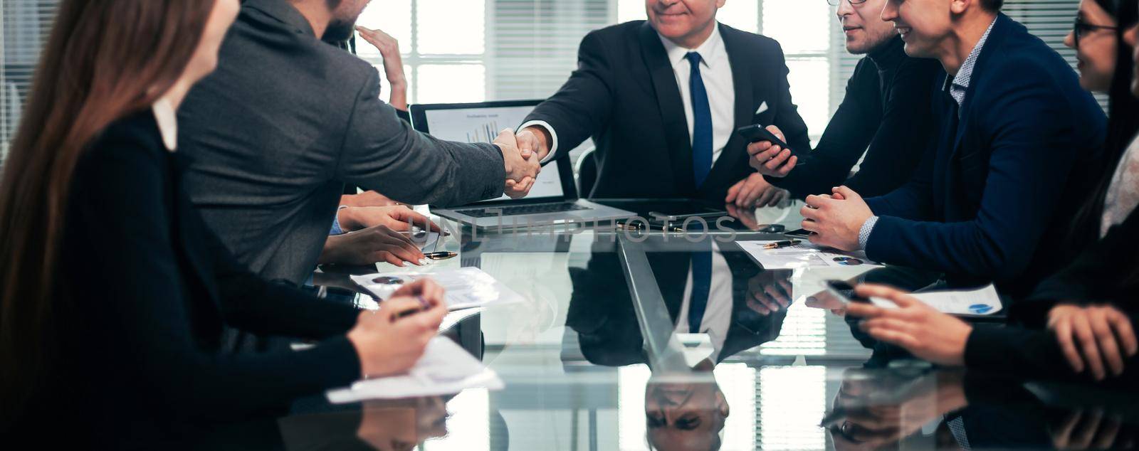 business partners shaking hands during a working meeting. concept of partnership