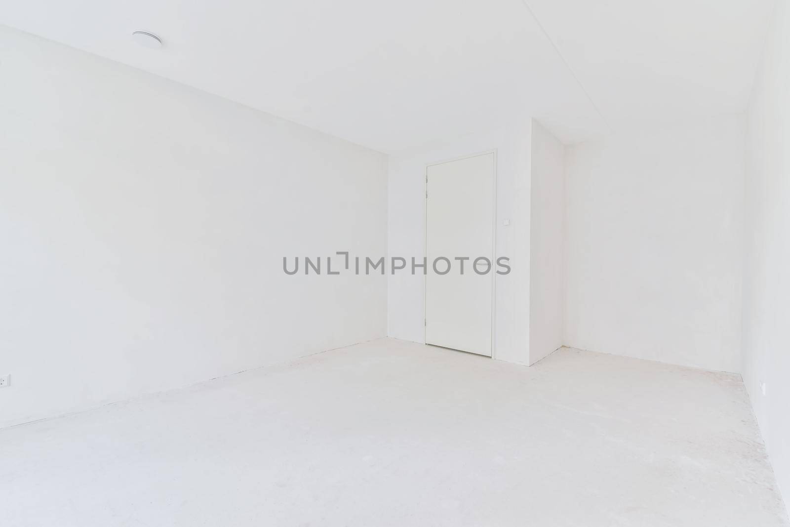 A completely white room in an elegant apartment