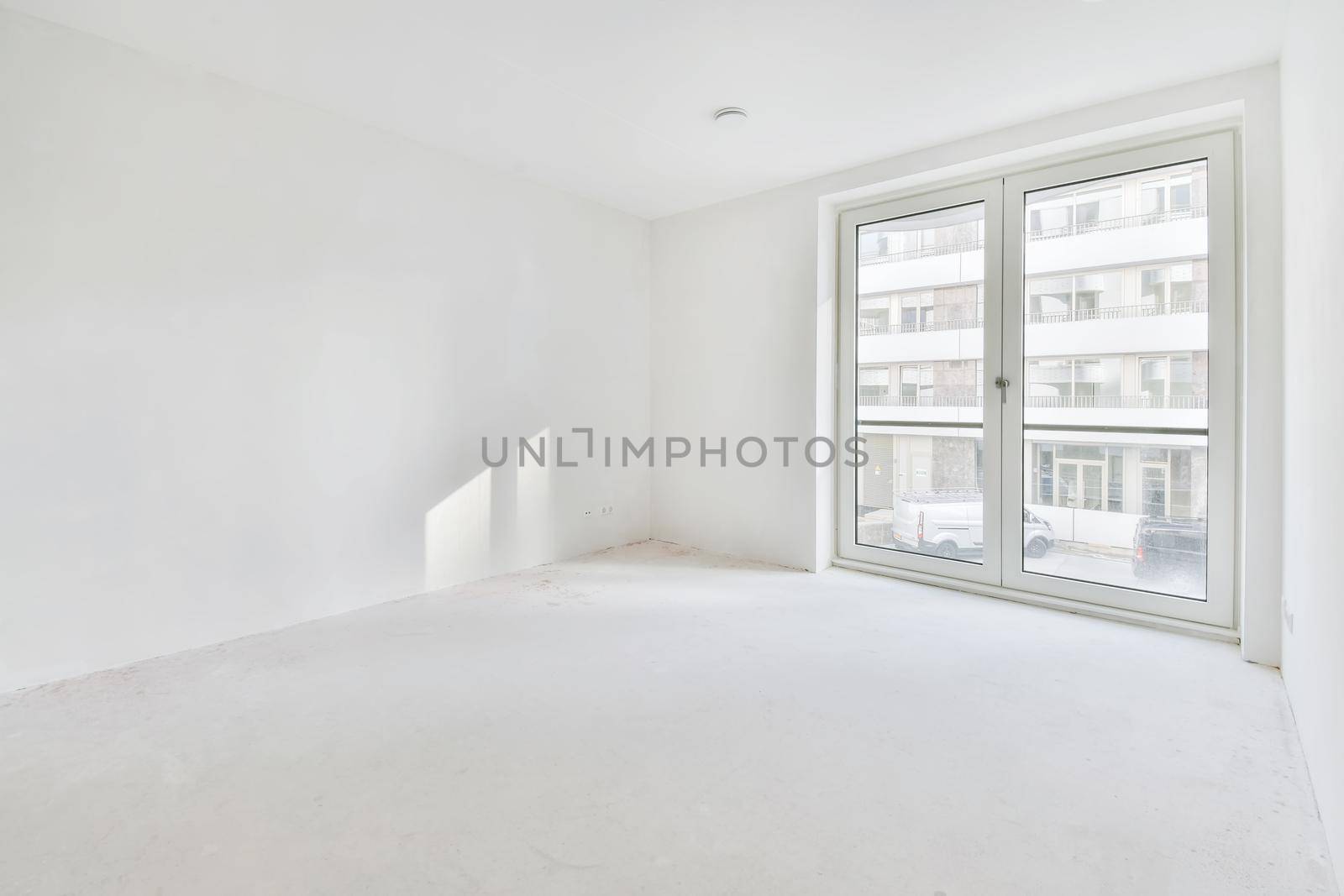 A completely white room in an elegant apartment