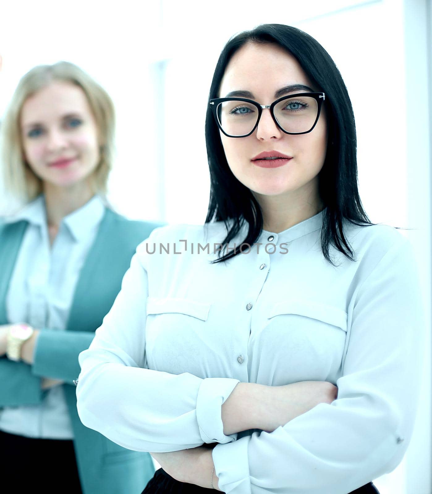 confident businesswoman standing in front of his business team.photo with copy space