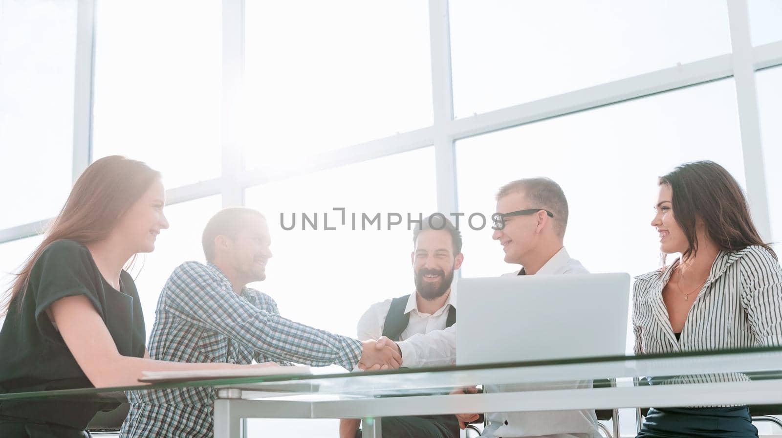 handshake business people over the Desk in the office.the concept of cooperation .