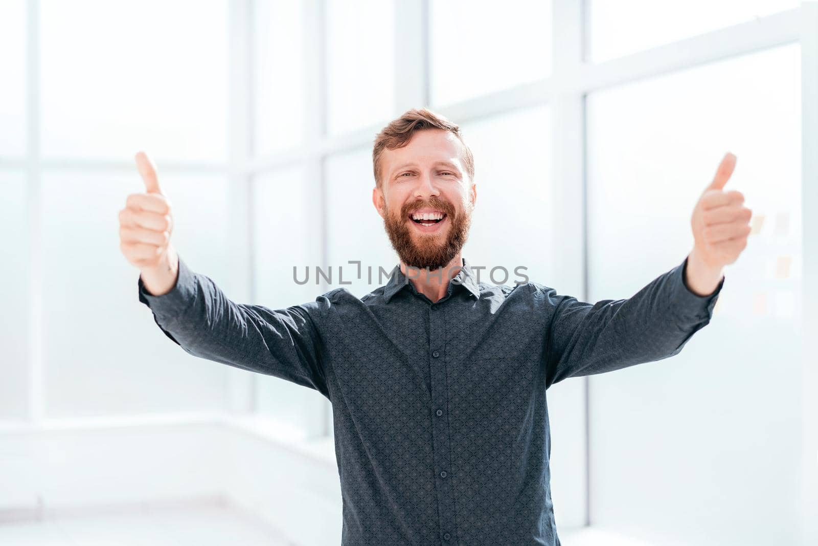 happy businessman showing thumbs up. photo with space for text