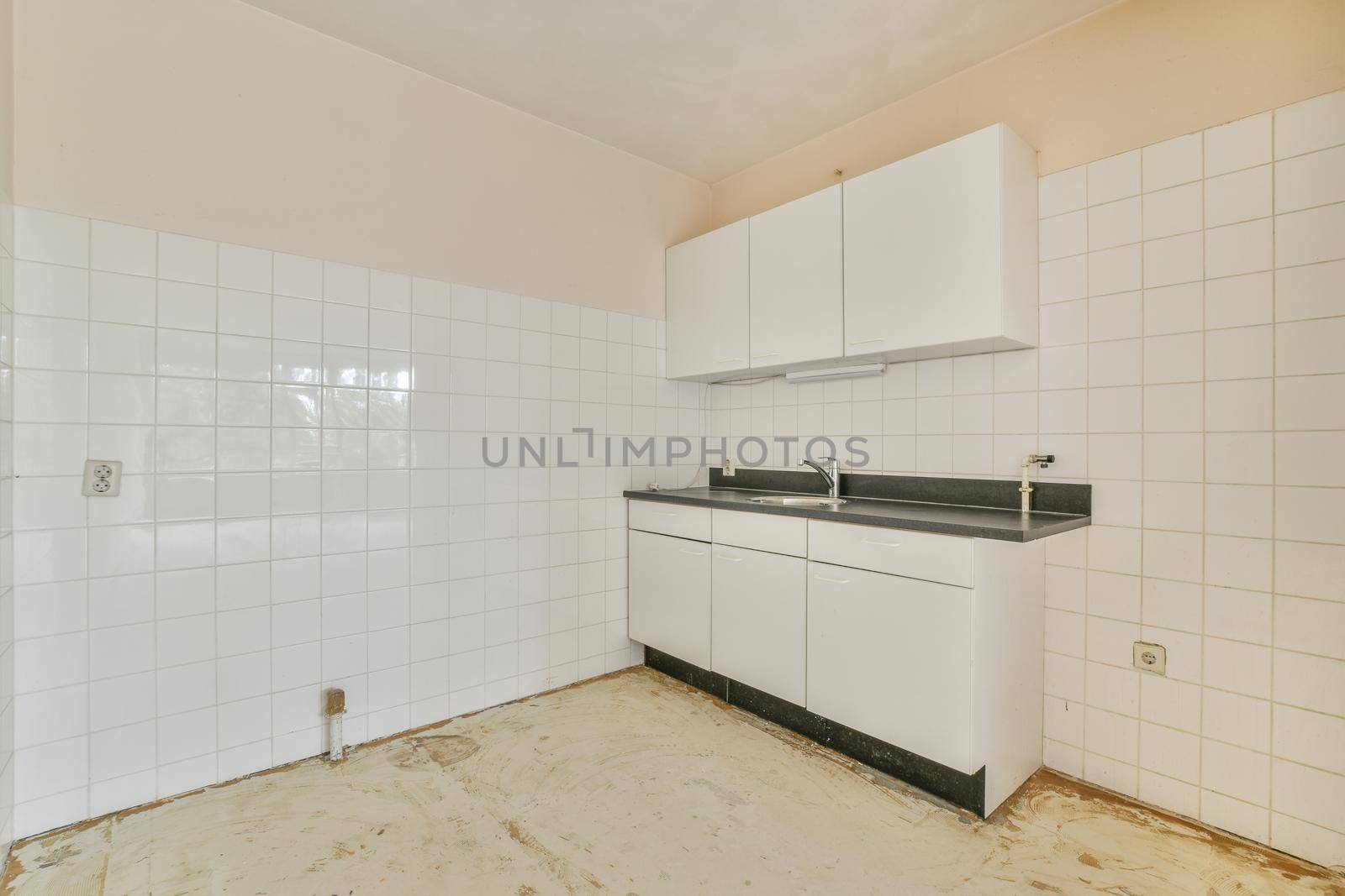 Miniature kitchen with black worktop by casamedia