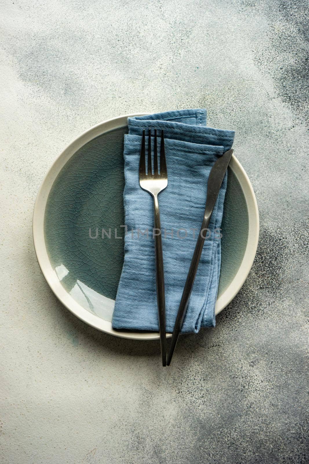 Minimalistic table setting with plate and cutlery by Elet