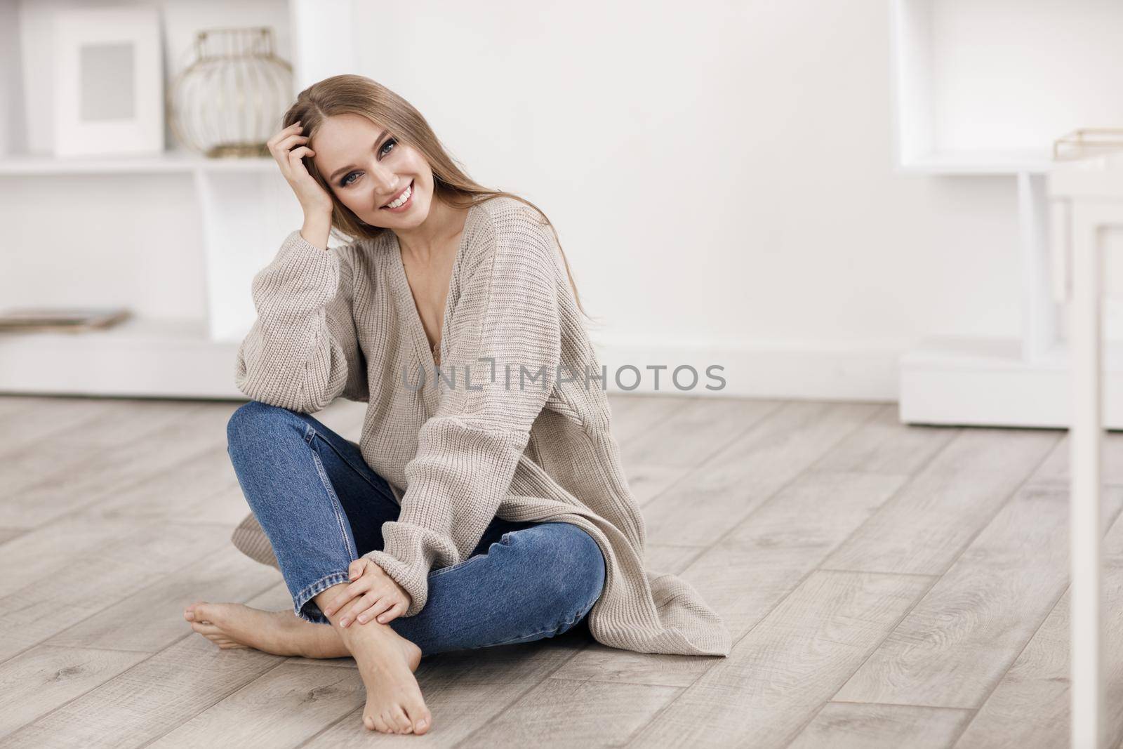 portrait of a smiling cozy woman indoor by splash
