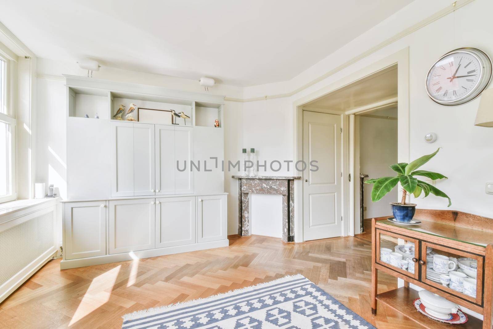 Lovely room with bookcase and artificial fireplace
