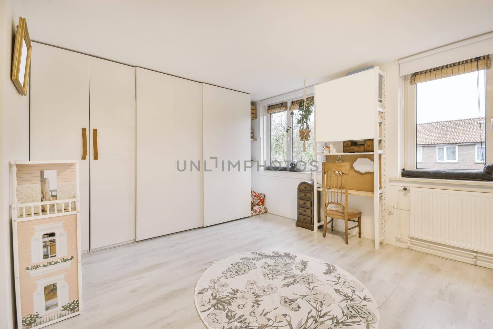 Cozy room with a large wall-to-wall wardrobe and a round rug