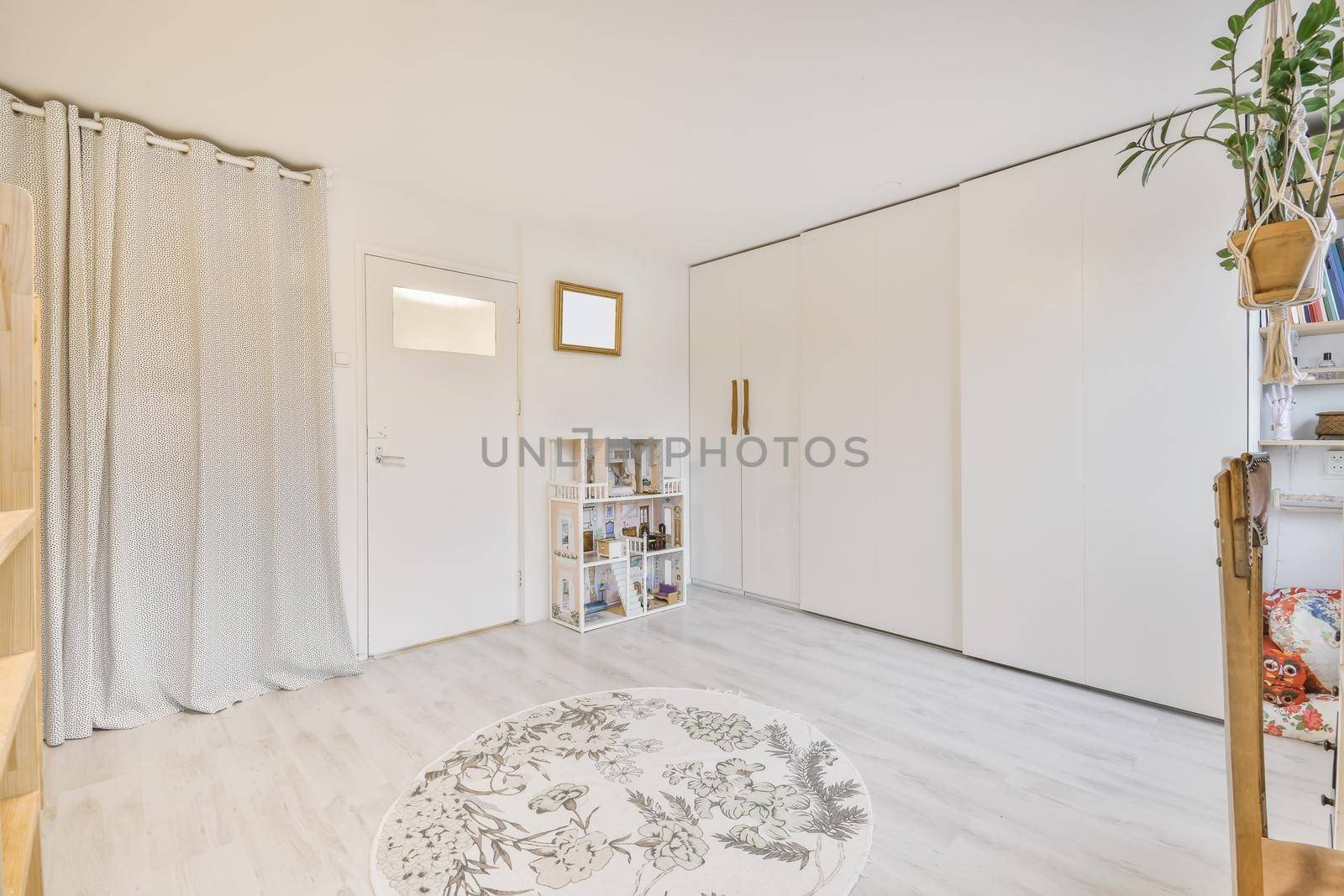 Cozy room with a large wall-to-wall wardrobe and a round rug