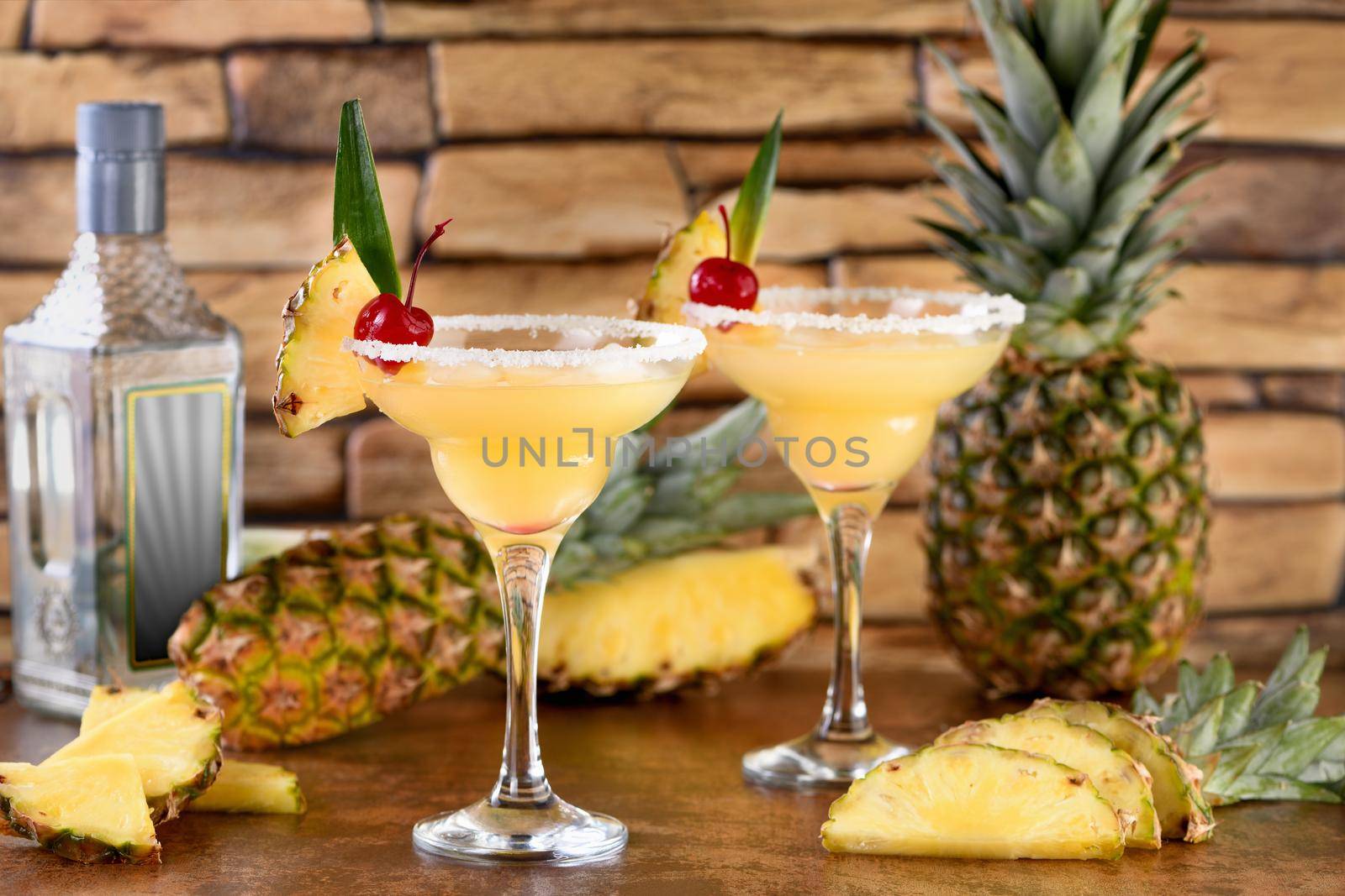 Lime combined with fresh pineapple juice and tequila are cocktails that always have a bright taste and aroma.