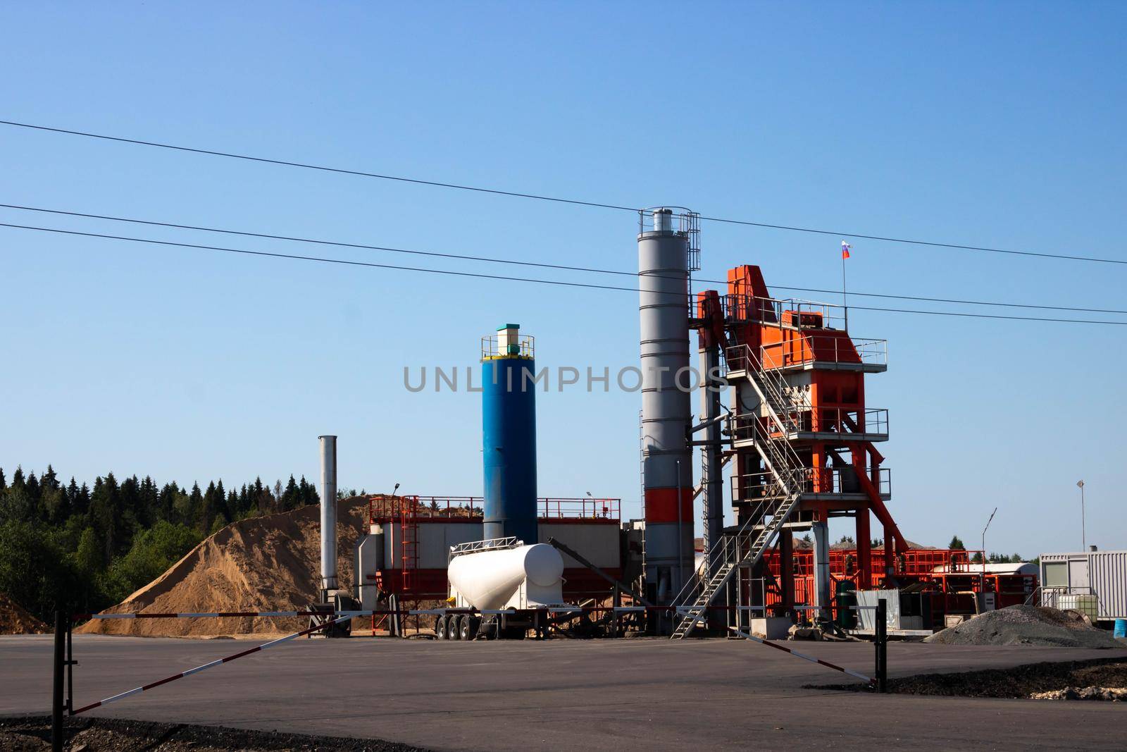 Concrete plant, equipment for the production of asphalt, cement and concrete.