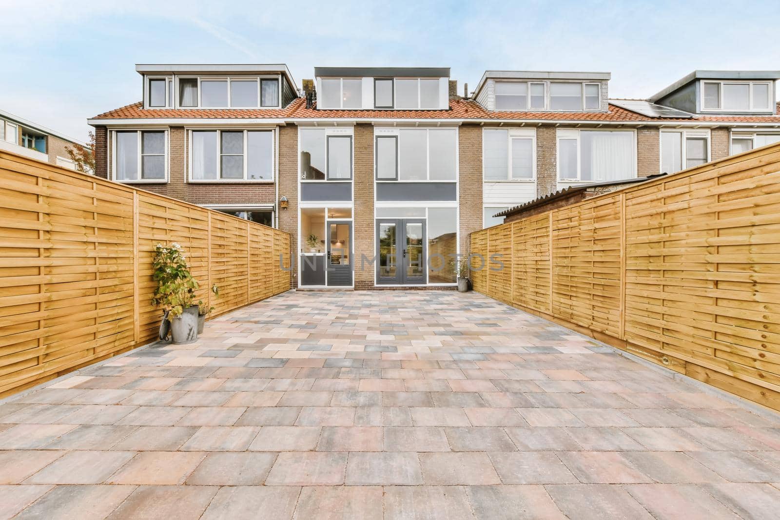 House courtyard design with beautifully nested paving stones