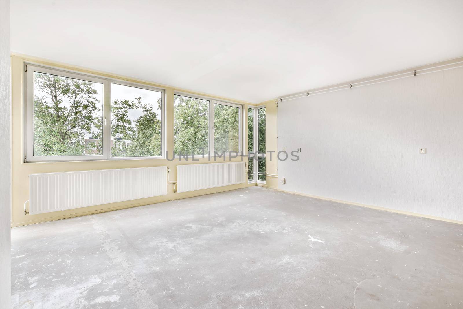 Spacious bright room with a wall-to-wall window