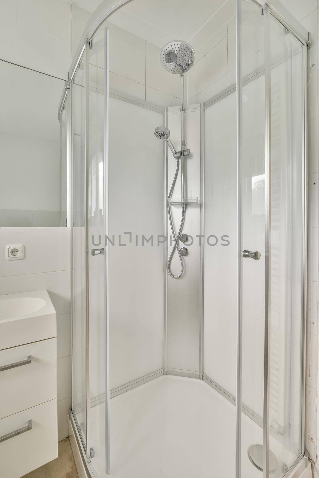 Modern shower stall by casamedia