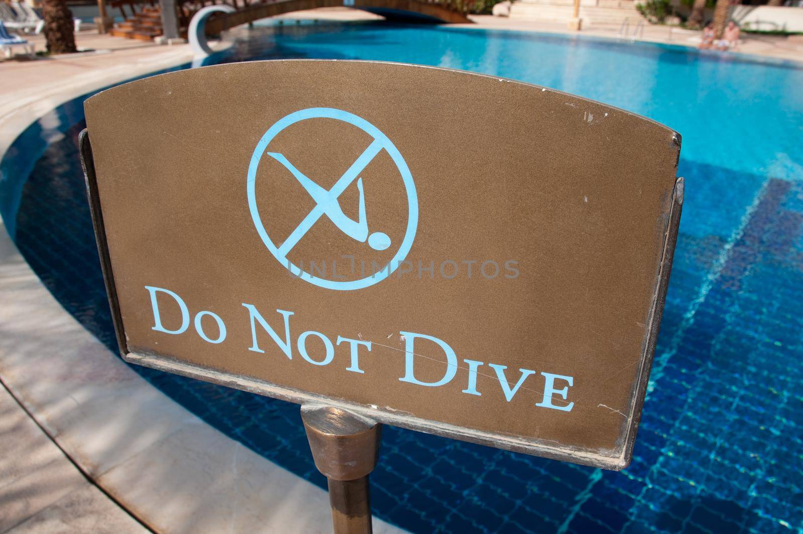 do not dive sign with blue water in background