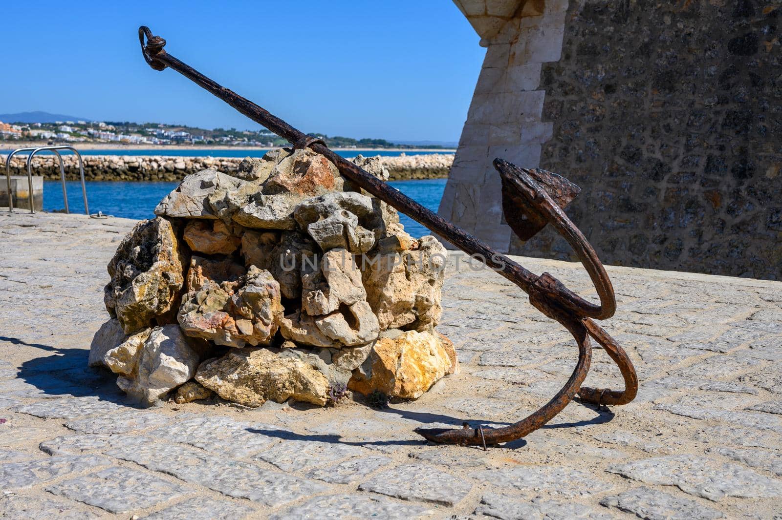 An old rusty anchor as a photographic and tourist spot.