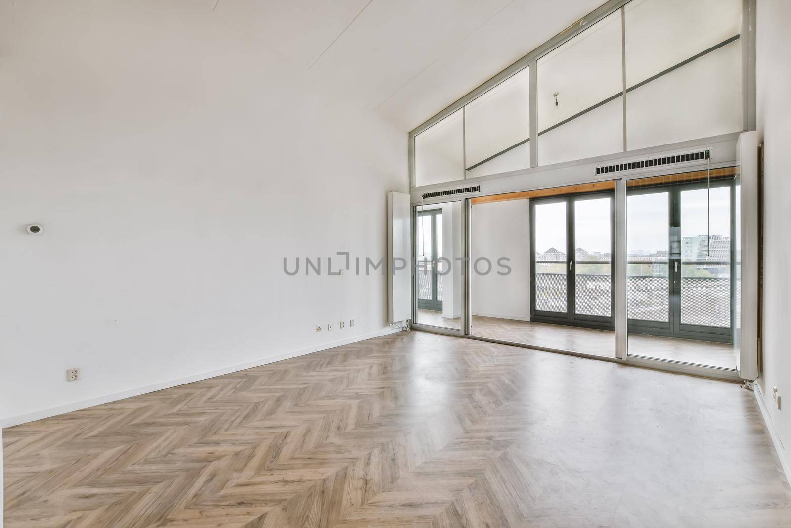 Spacious bright and pretty room with large windows and parquet floor