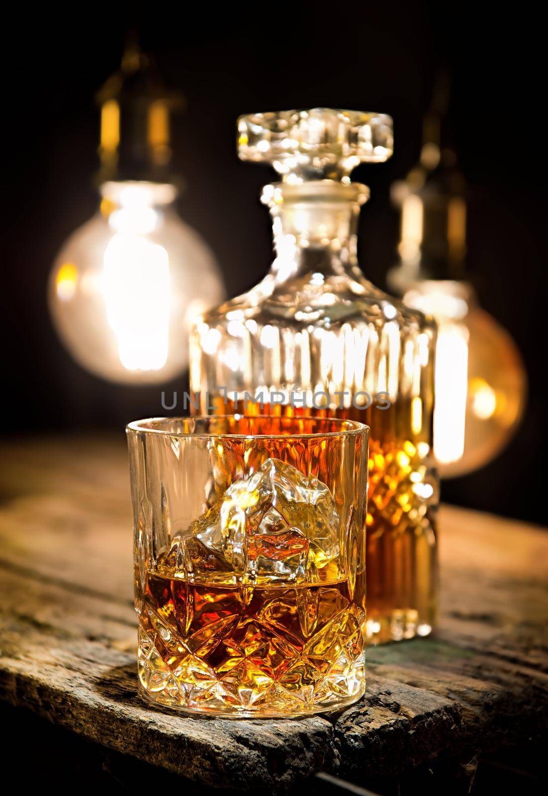 Whiskey and lamp lighting by Givaga