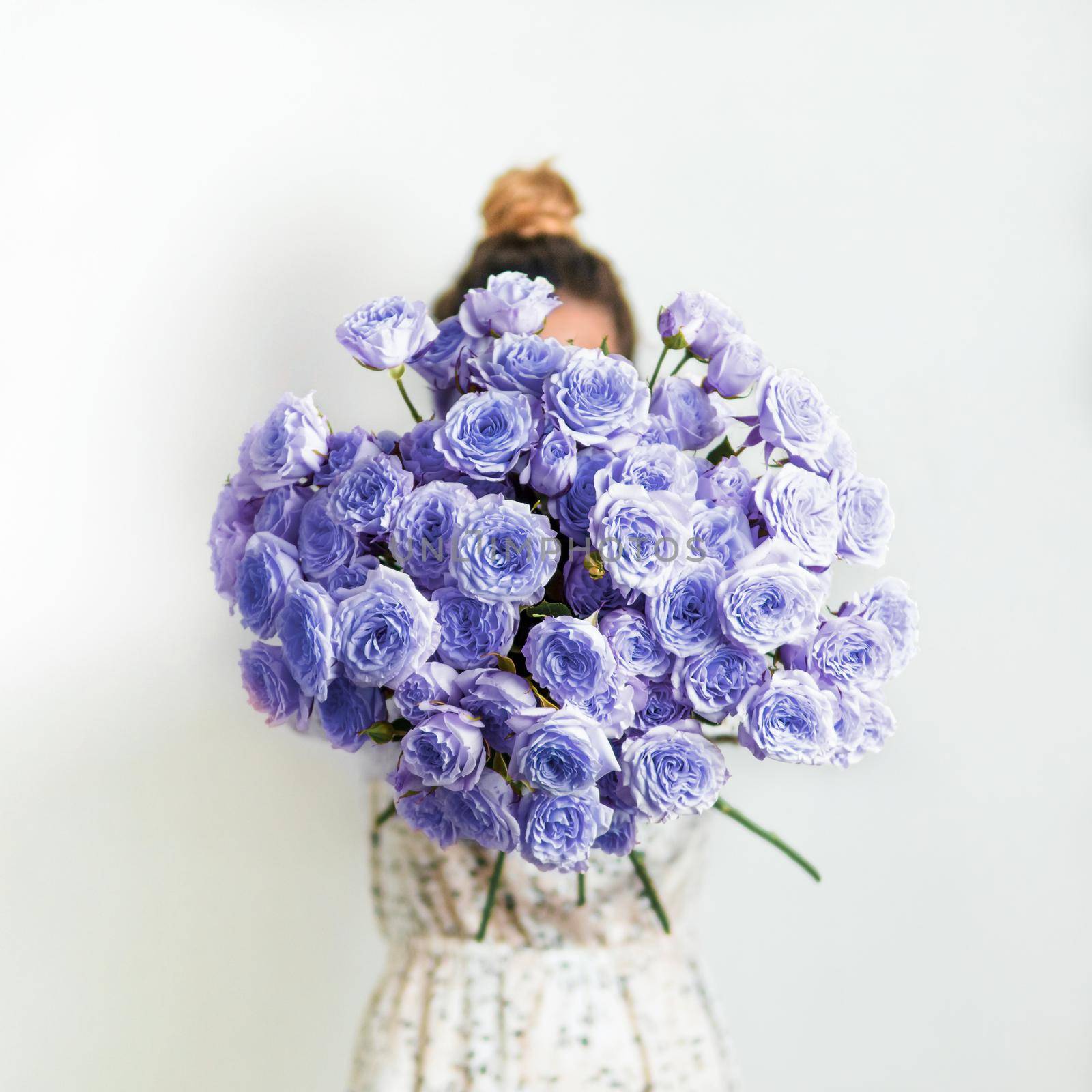 Live violet bouquet, very peri color 2022 by fascinadora