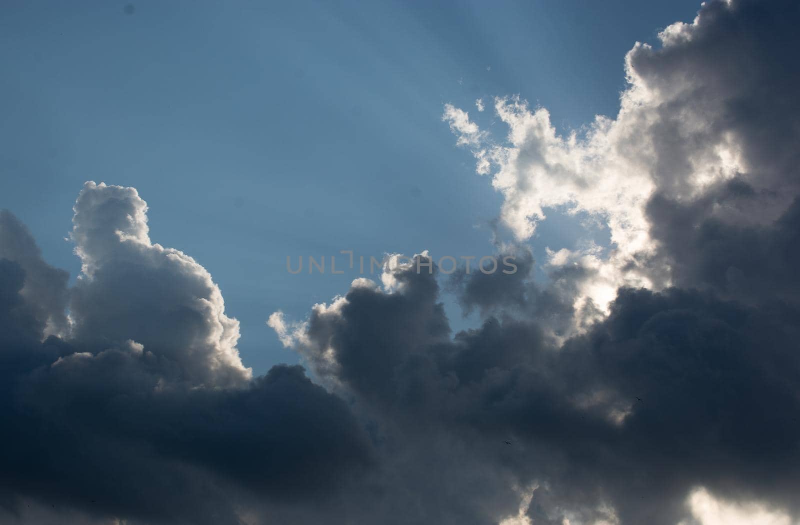 Grey color clouds partly cover the sky in the daytime