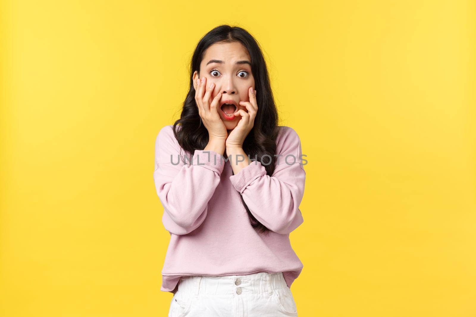 Lifestyle, emotions and advertisement concept. Shocked and scared asian girl in awe, drop jaw and stare camera terrified over disaster, bad awful news, widen eyes at camera surprised by Benzoix