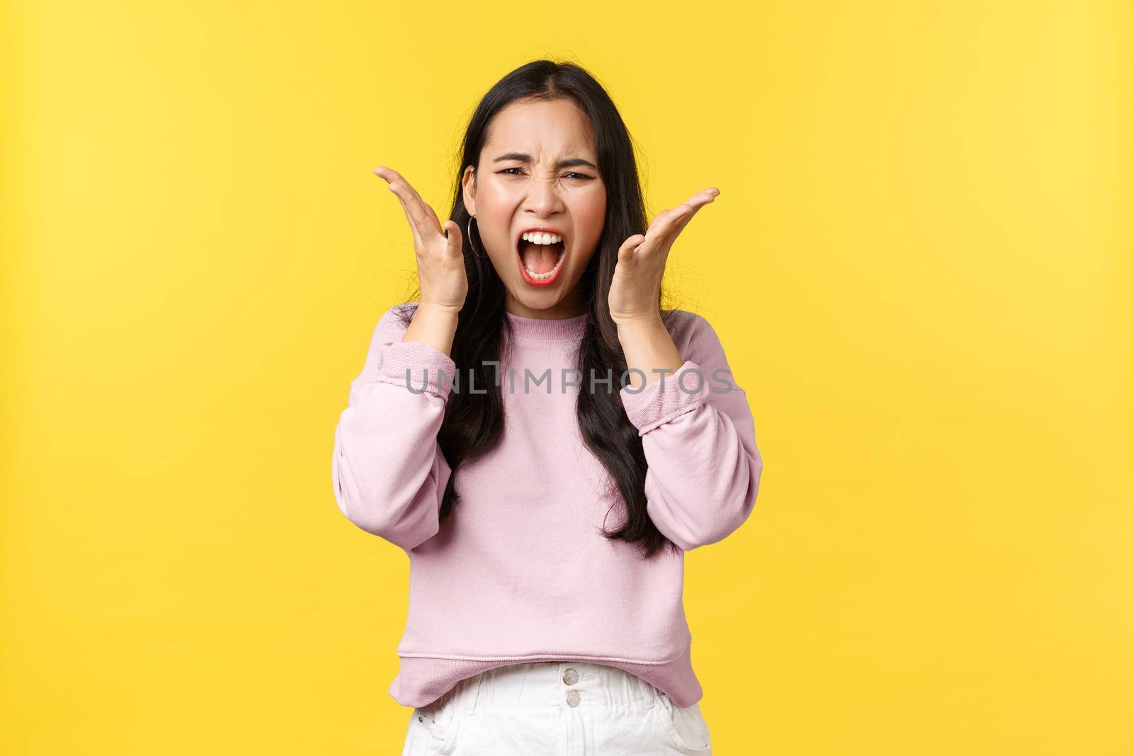 Lifestyle, emotions and advertisement concept. Angry distressed asian woman screaming hateful and outraged, feeling overwhelmed over bad news, reacting to awful situation, feel mad.