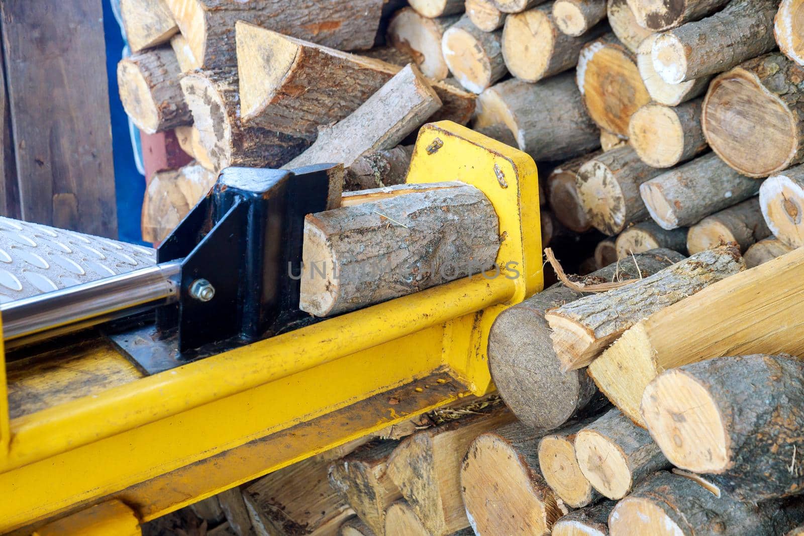 Automated splitter machine equipment by splitting firewood logs by ungvar