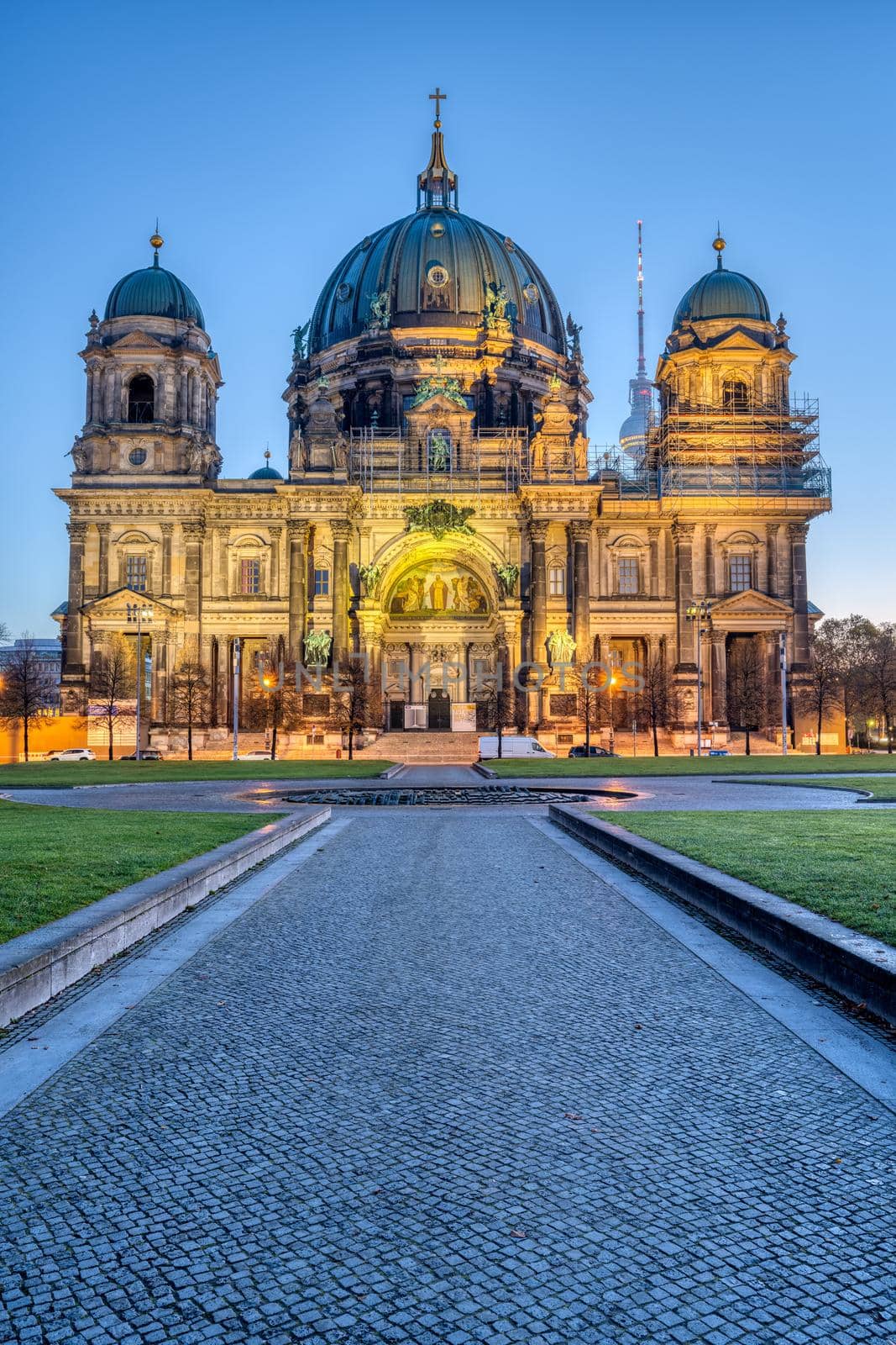 The illuminated Berliner Dom by elxeneize