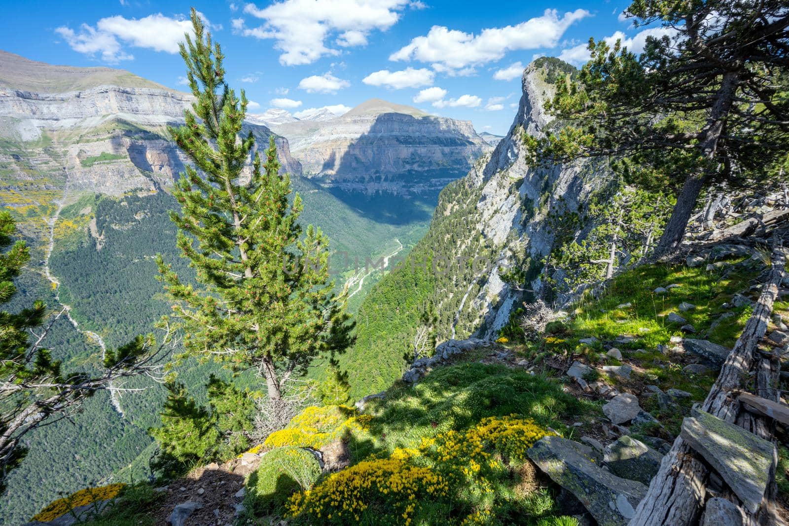 The spectacular Ordesa Valley by elxeneize