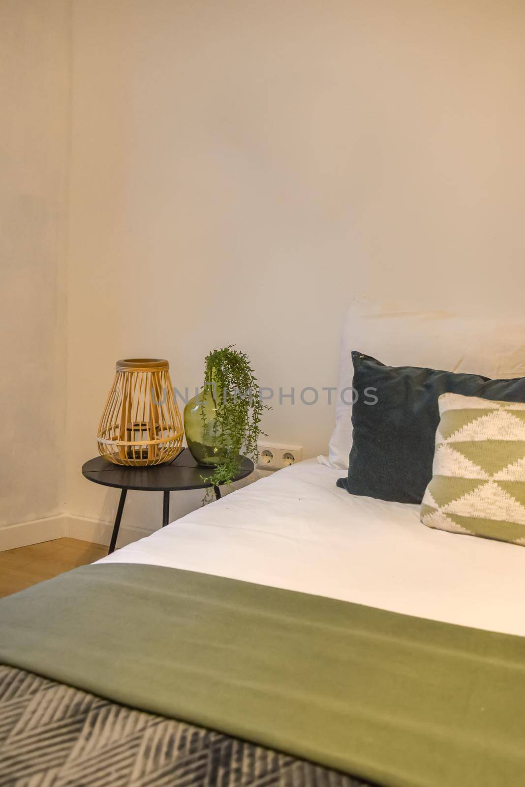 Bright bedroom design by casamedia