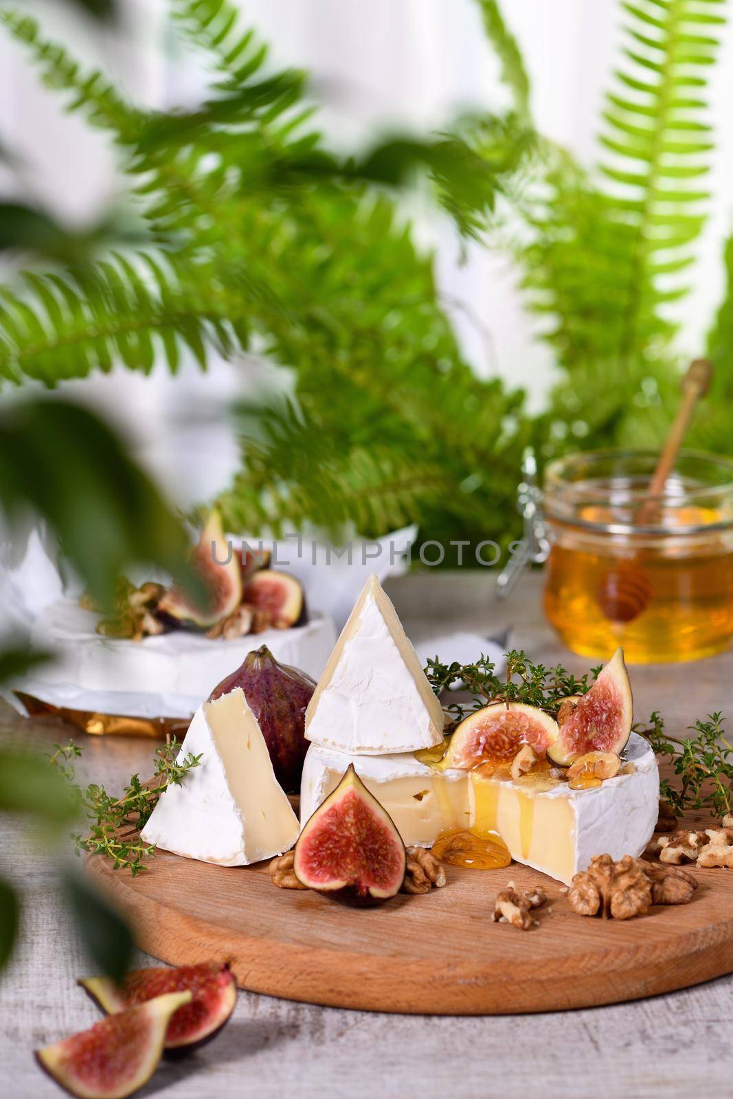 Brie cheese with honey and figs by Apolonia