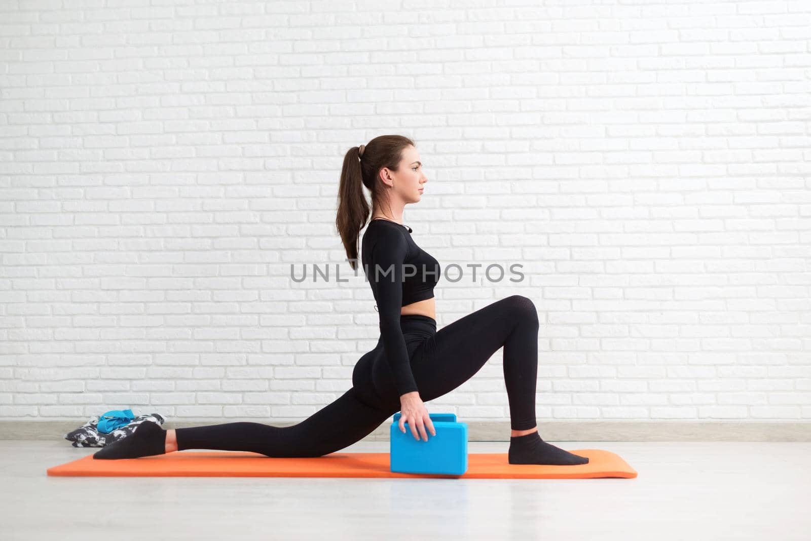 the girl conducts a workout to sit on the splits by Rotozey