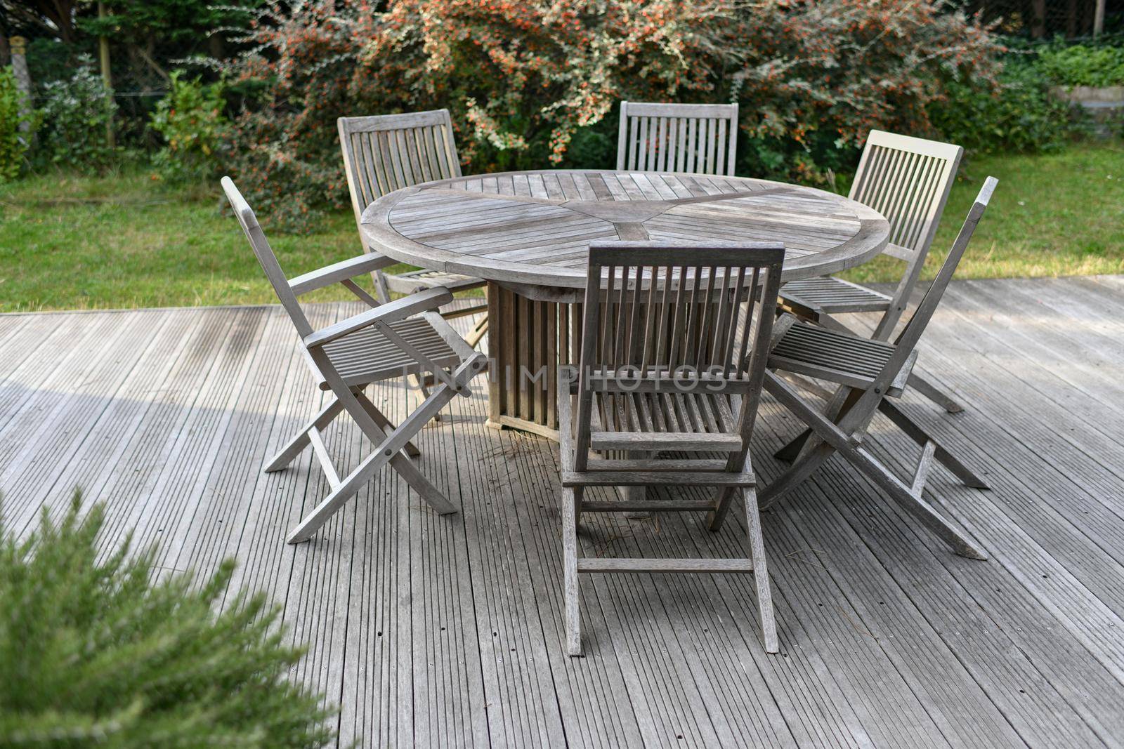 A round Dining Table with Chairs, garden furniture dining set.
