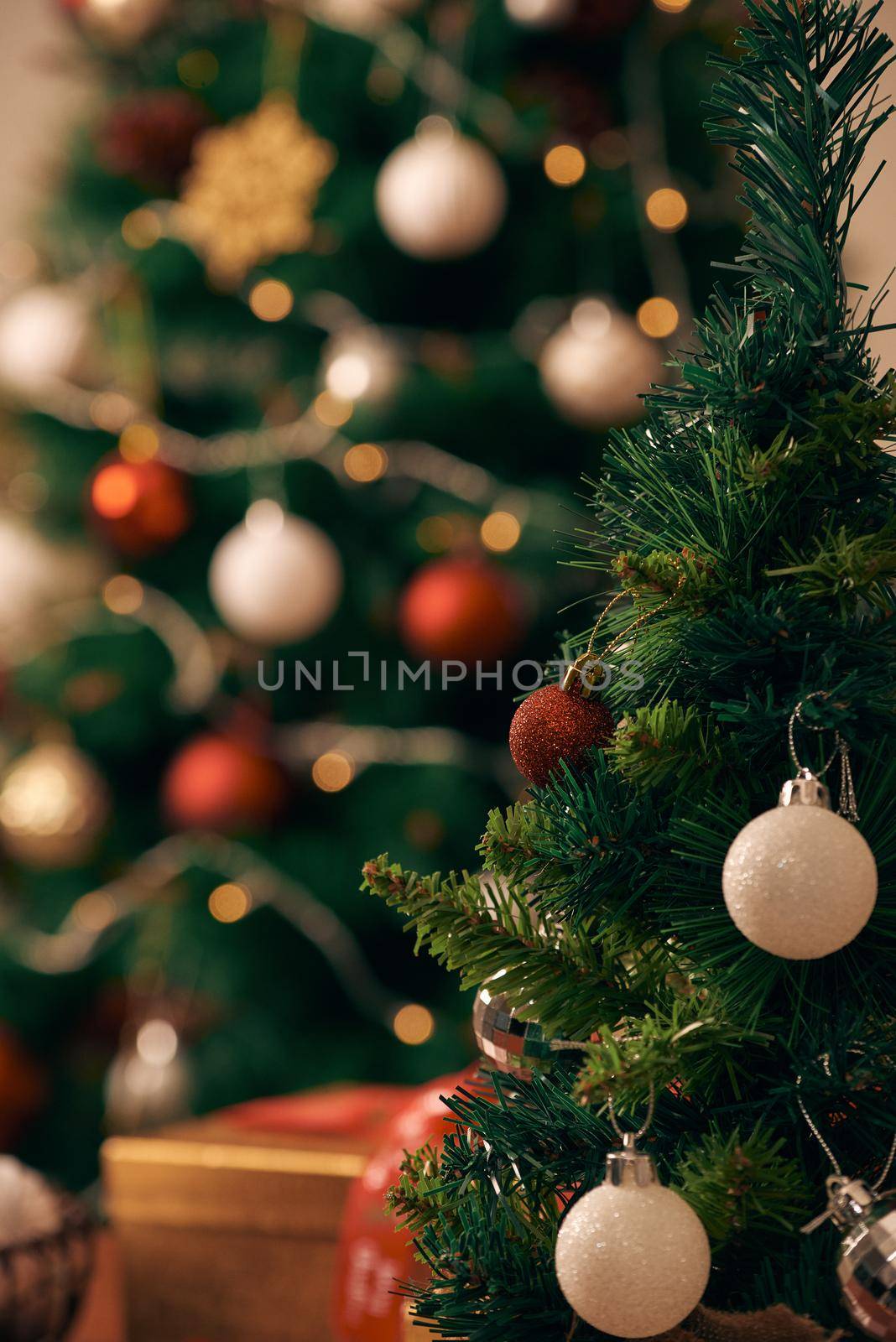 Decorating Christmas tree on bright background by makidotvn