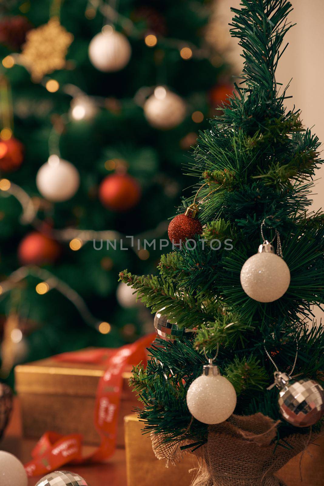Decorating Christmas tree on bright background by makidotvn