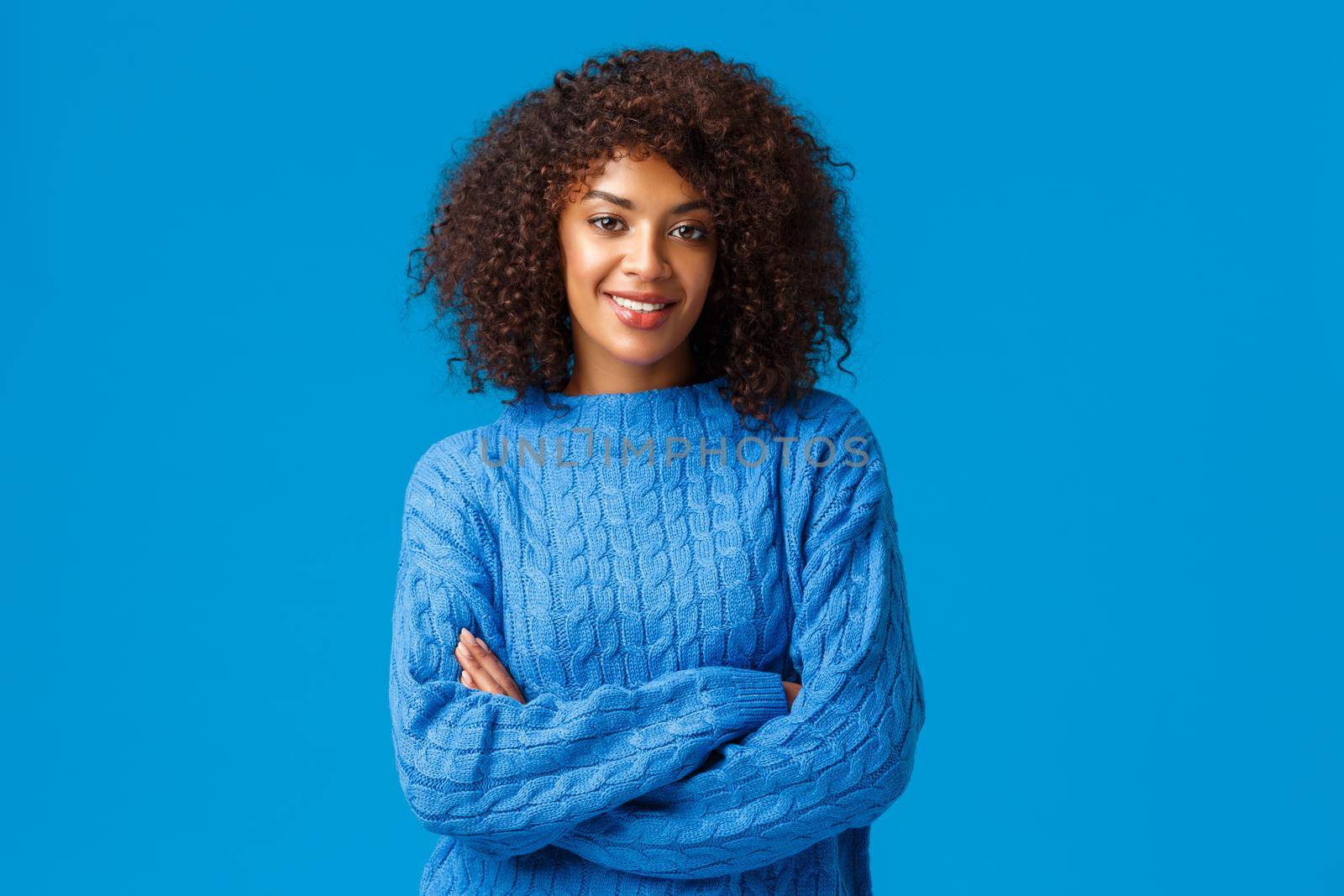 Professionalism, employement and winter concept. Confident carefree good-looking african american girl with afro haircut, standing in sweater with crossed hands, smiling assertive and pleased.