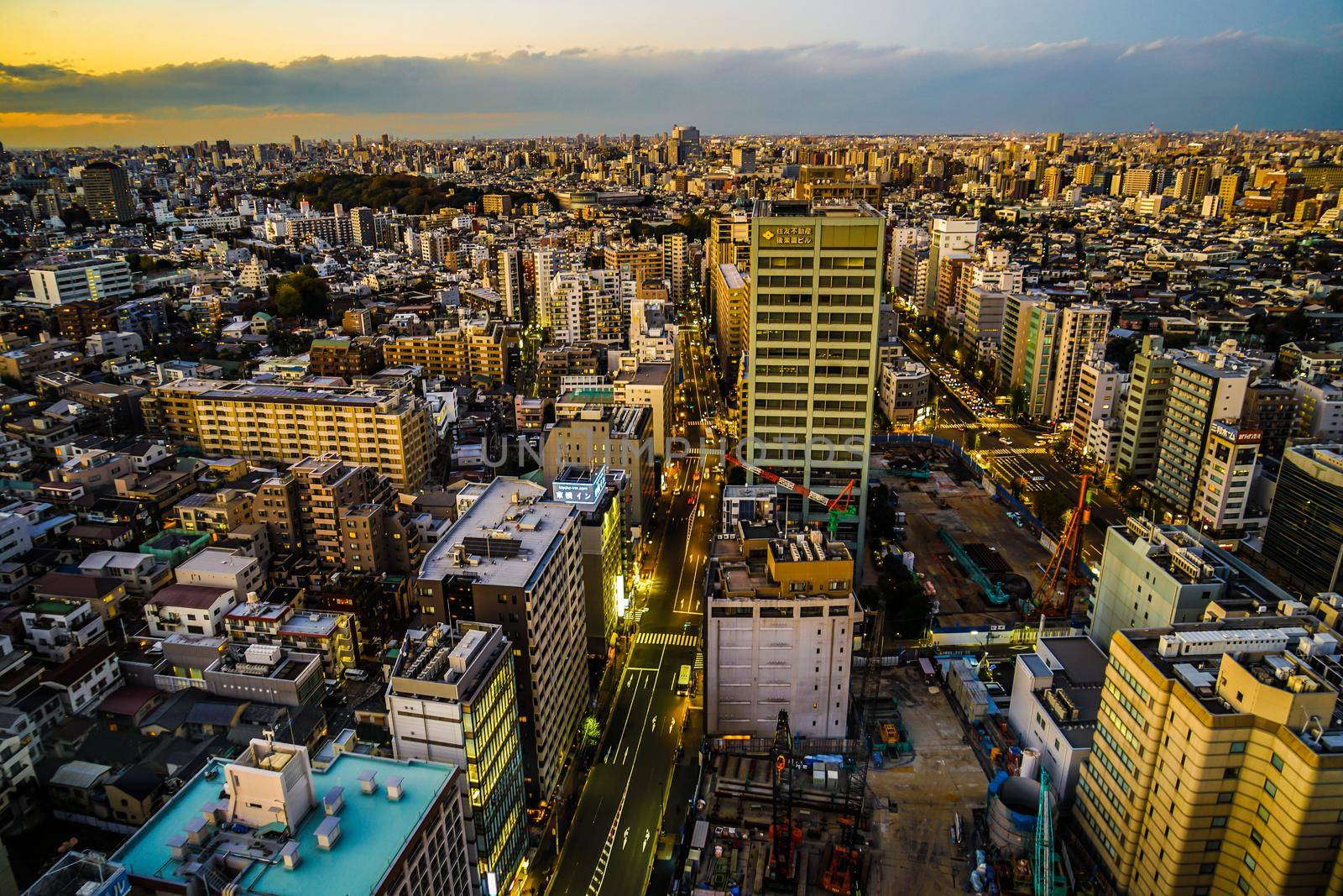 Sunset from Bunkyo Civic Center (Ikebukuro area). Shooting Location: Tokyo metropolitan area