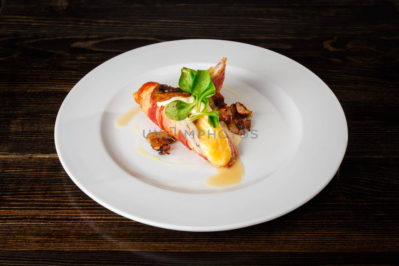 Fried bacon with poached egg, mushrooms and salad