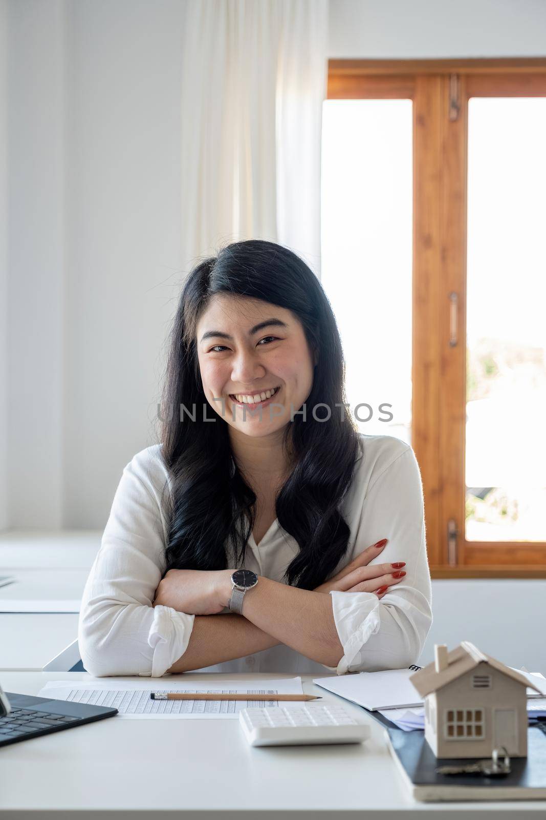 Portrait asian business, finance and employment, female successful entrepreneurs concept. Confident professional female real estate broker showing good deal, pointing upper right corner and smiling.