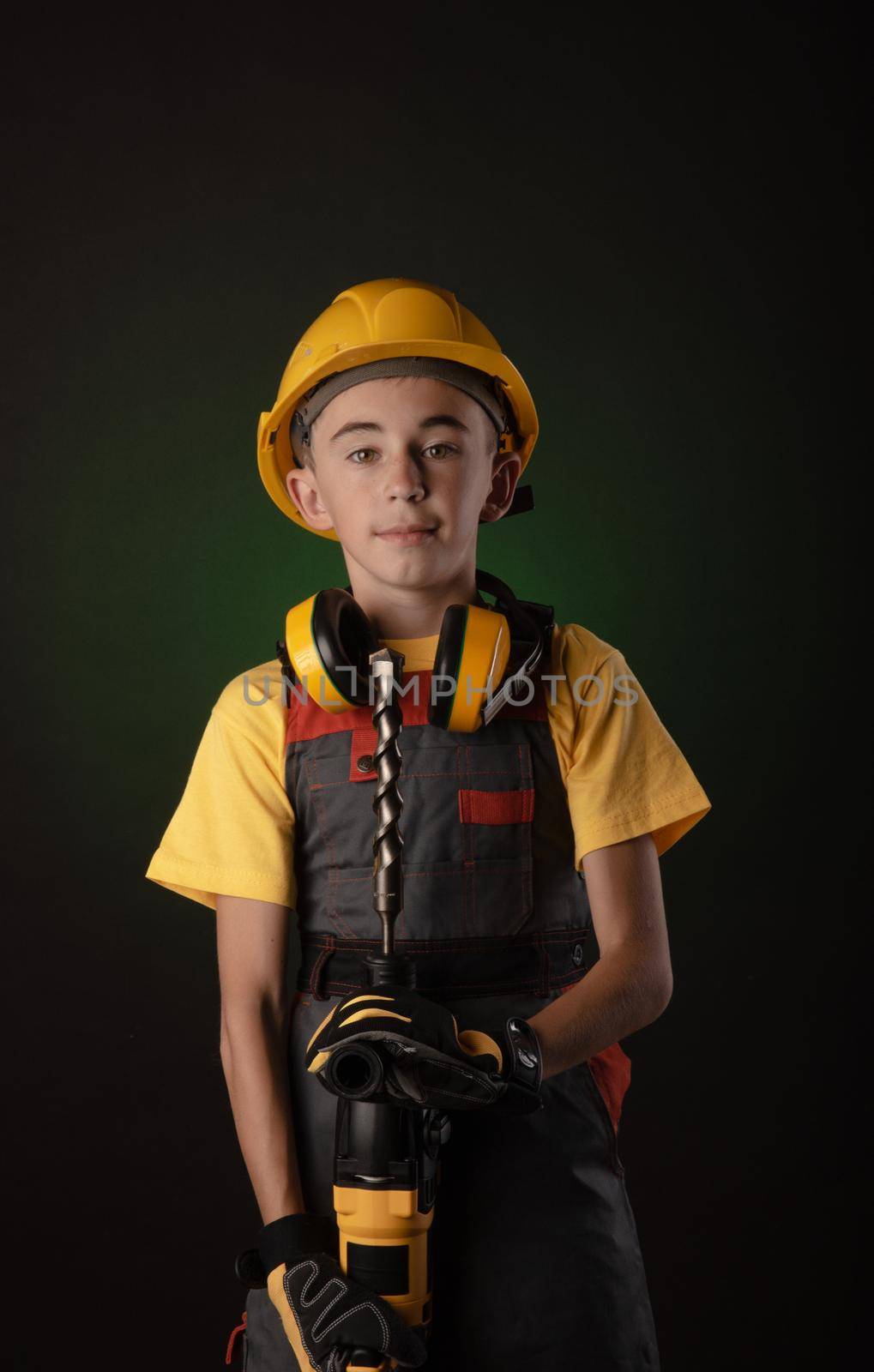 child the Builder costume posing with a work tool by Rotozey