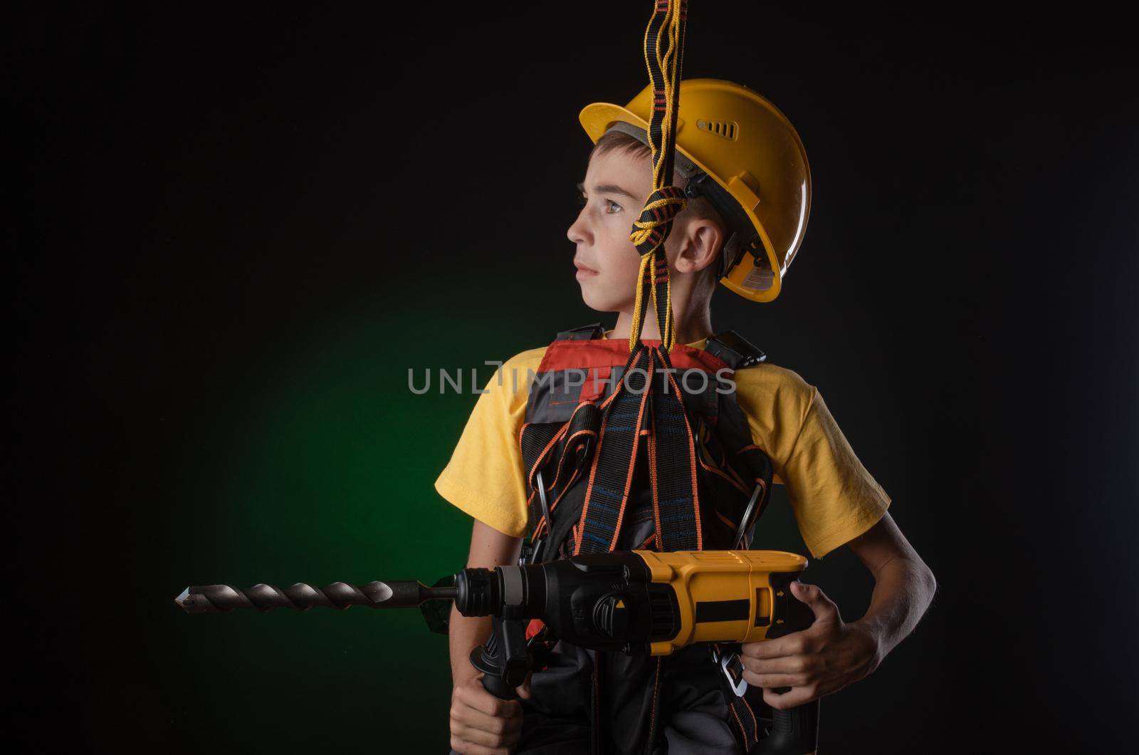 child the Builder costume posing with a work tool by Rotozey