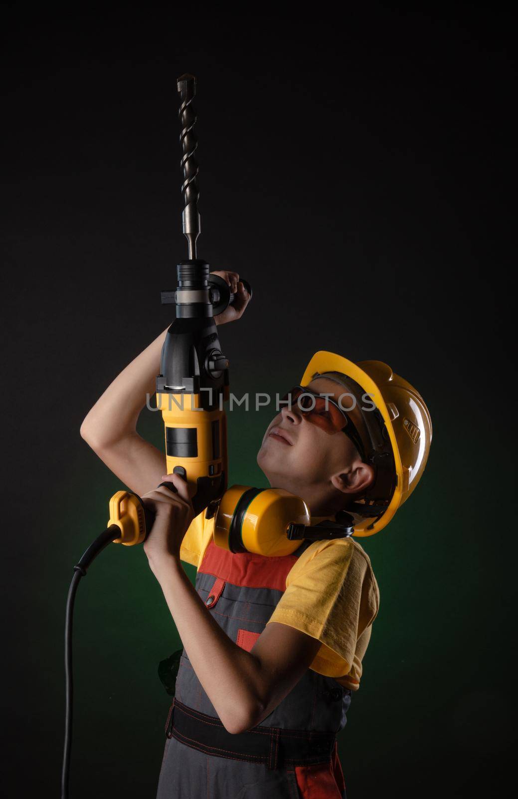 child the Builder costume posing with a work tool by Rotozey