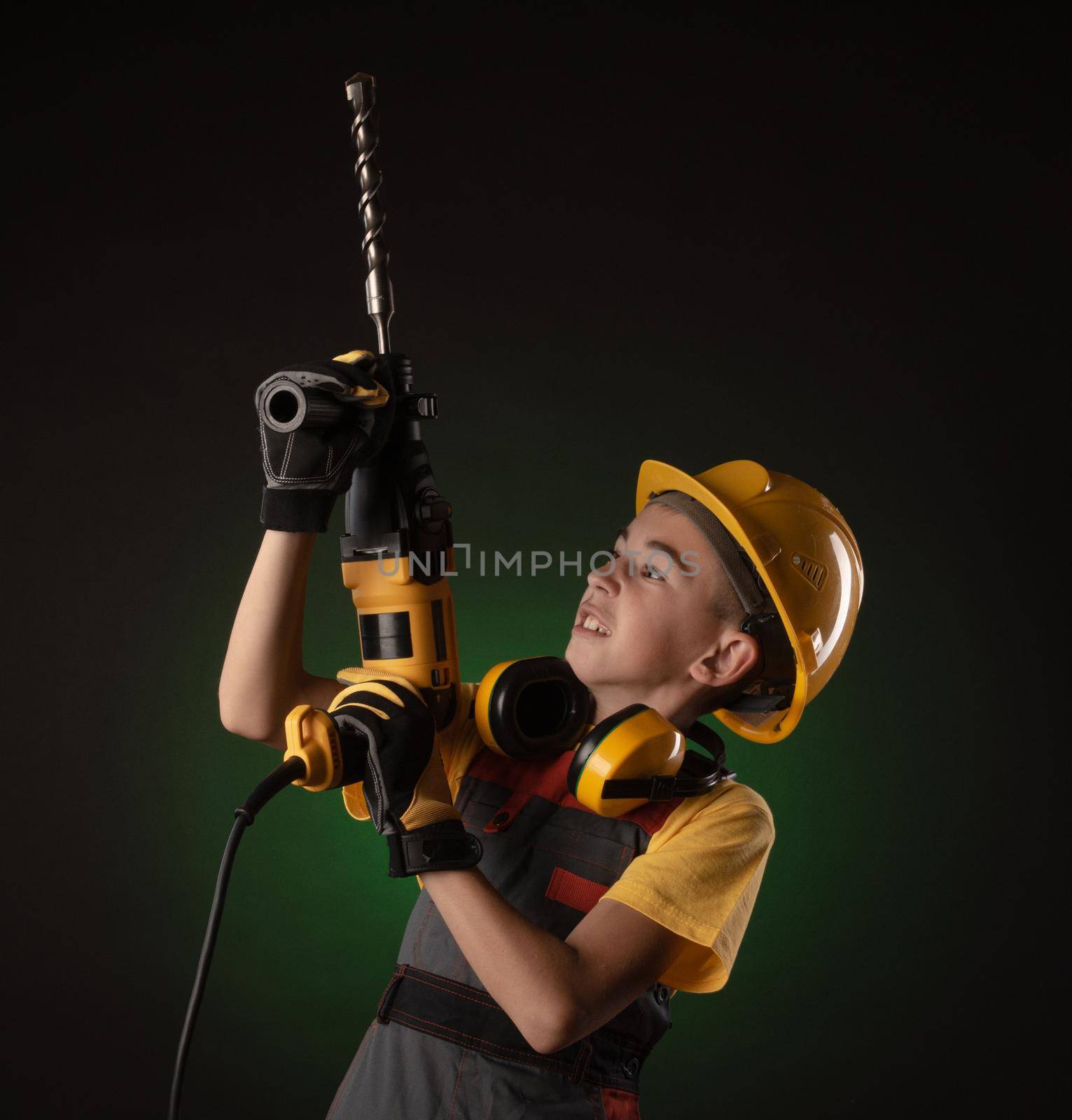 child the Builder costume posing with a work tool by Rotozey