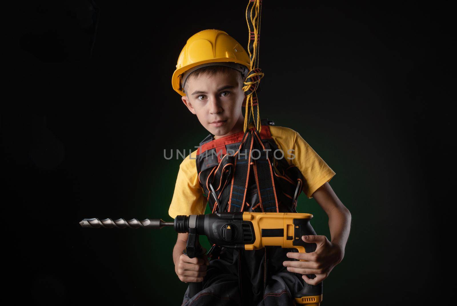 child the Builder costume posing with a work tool by Rotozey