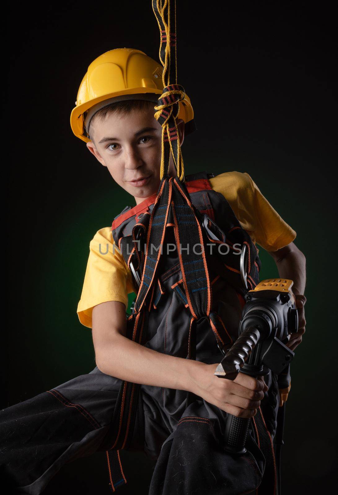 child the Builder costume posing with a work tool by Rotozey