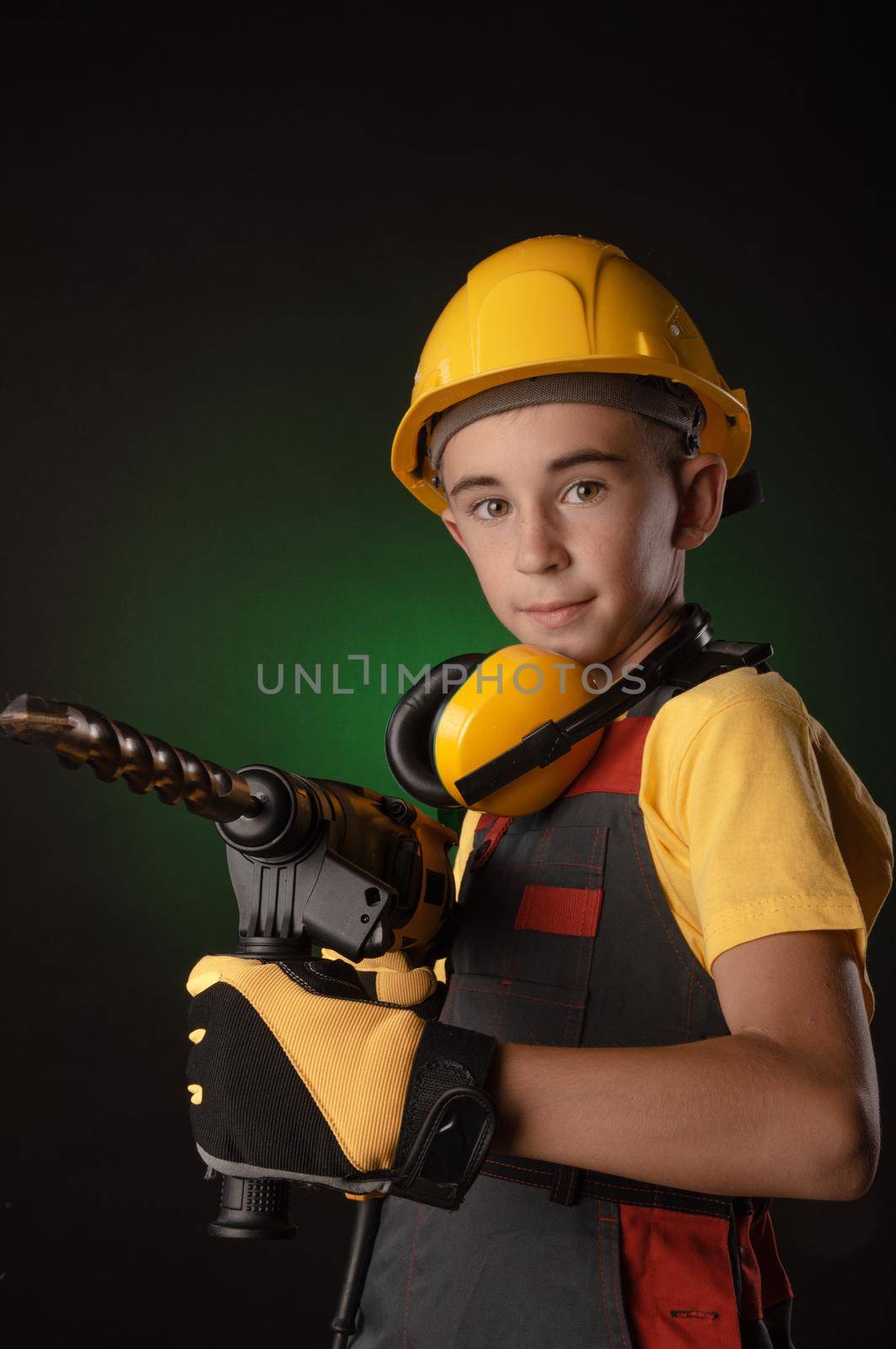 child the Builder costume posing with a work tool by Rotozey