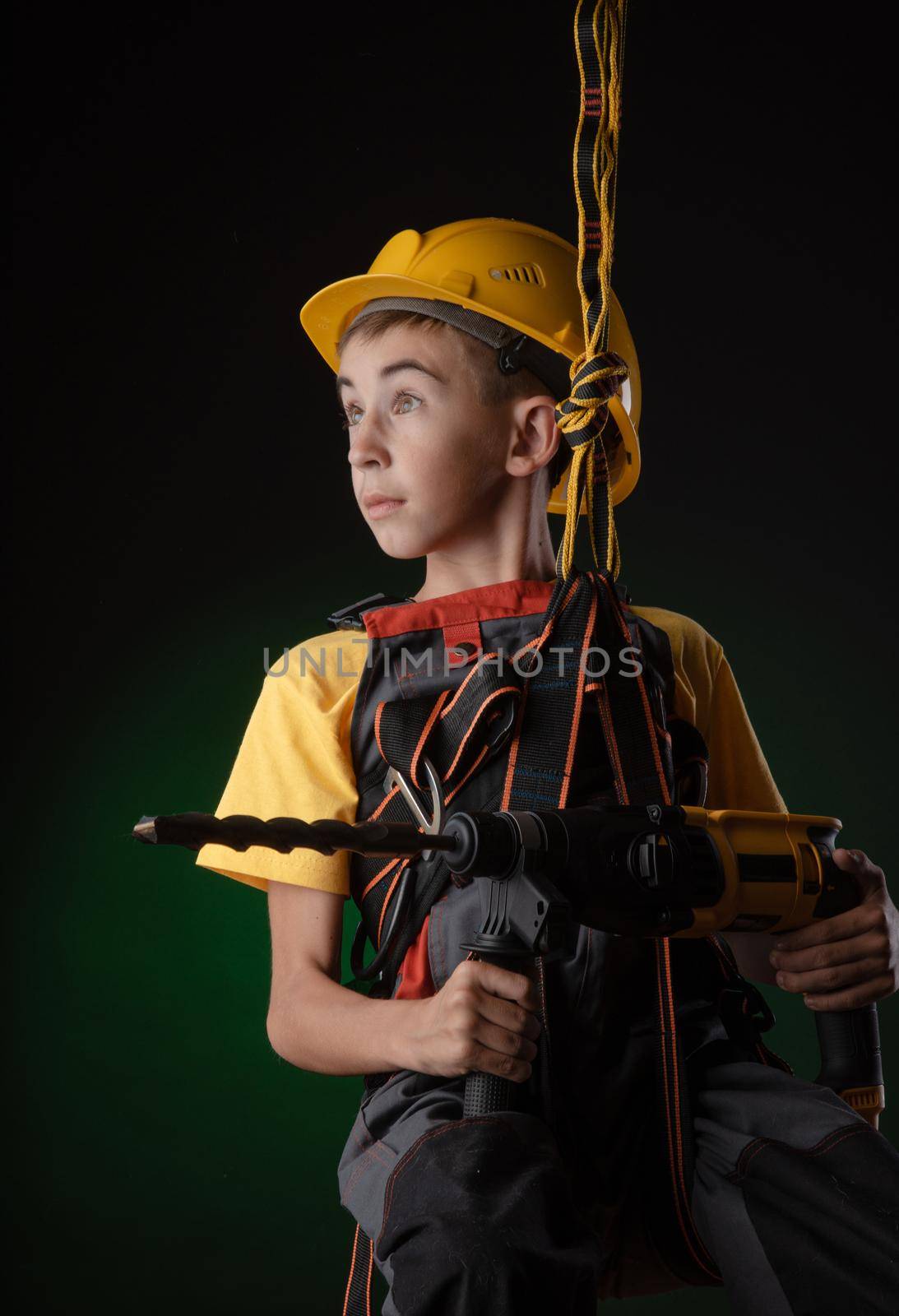 child the Builder costume posing with a work tool by Rotozey