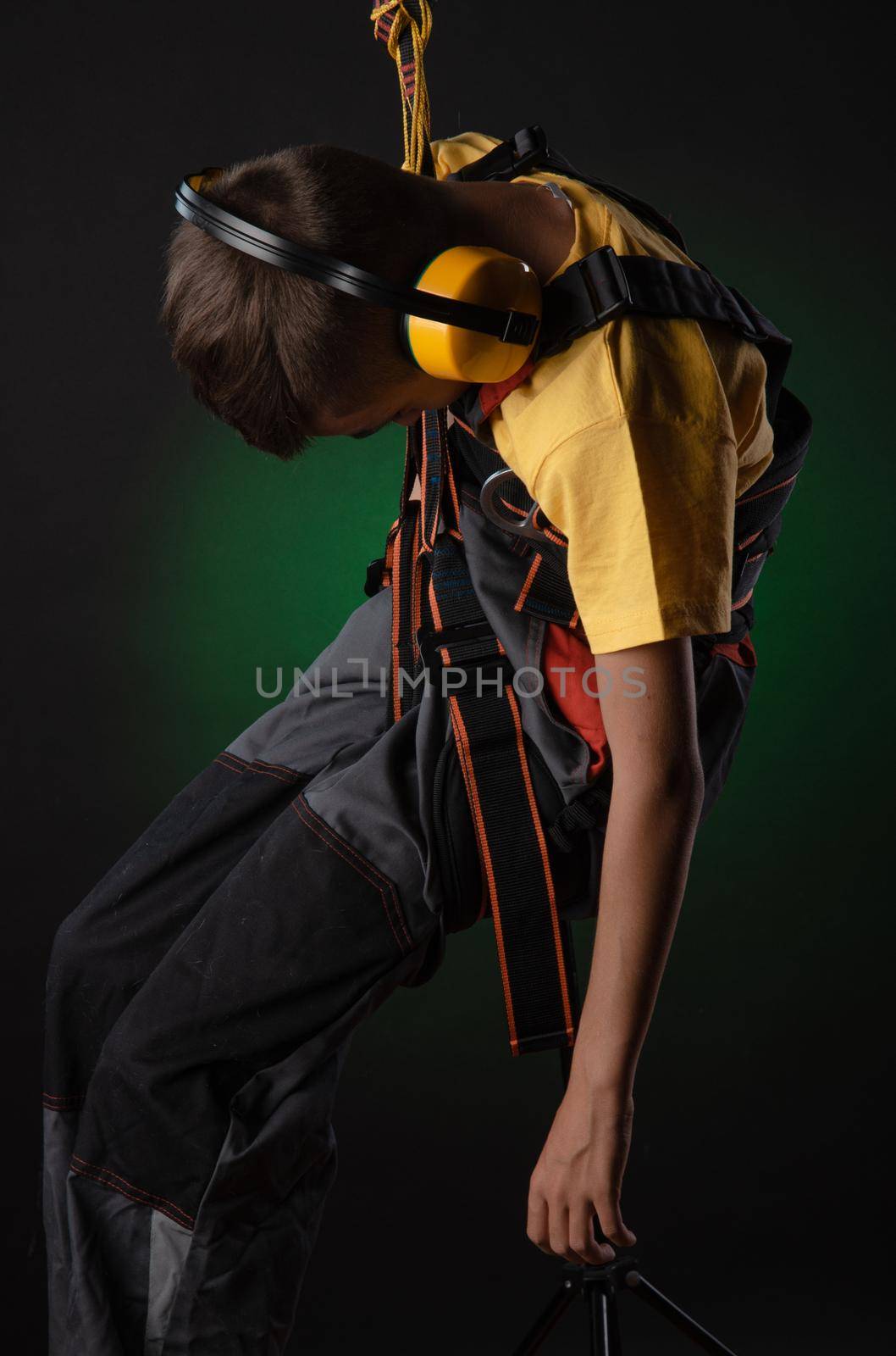 child the Builder costume posing with a work tool by Rotozey