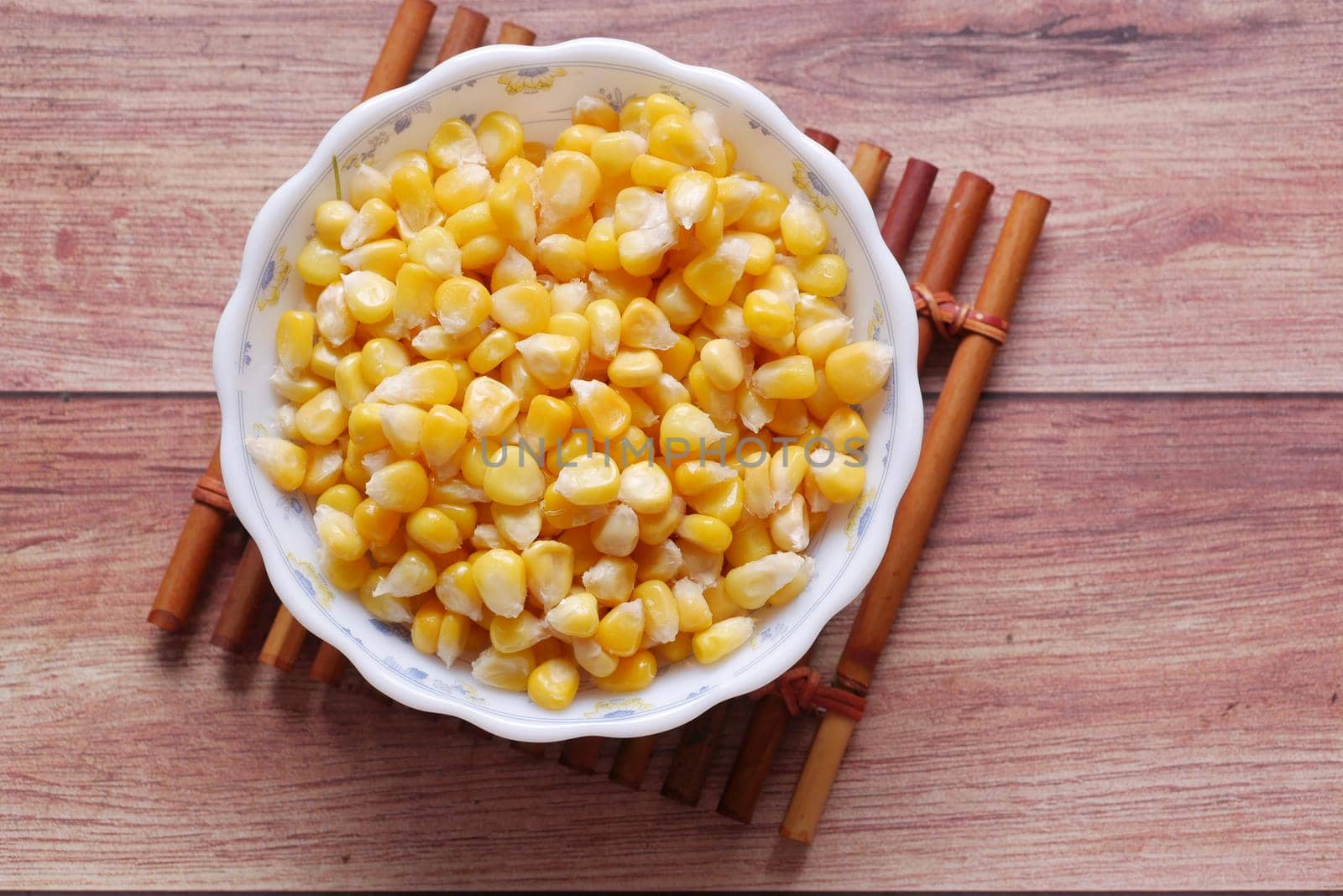 Sweet corns in a bowl on table