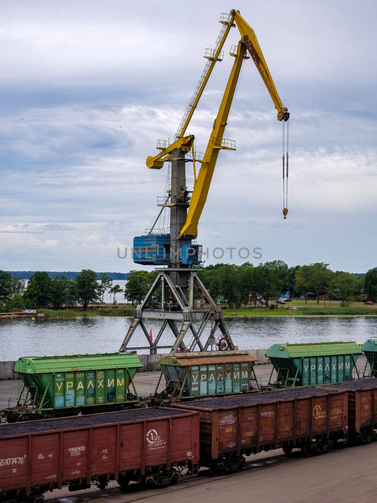 Vyborg seaport, cranes, unloading coal into wagons